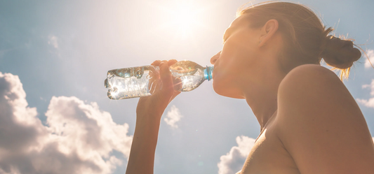 L’hydratation optimale en été : bien plus que boire de l’eau