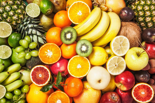 Image de fruits et légumes frais : pommes, oranges, raisins, carottes et brocolis. Un assortiment coloré mettant en avant la fraîcheur, les nutriments et les bienfaits pour la santé.