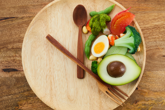 Assiette équilibrée avec avocat, œuf, légumes verts et tomate. Idéale pour alimentation saine, jeûne intermittent, et régime détox. Repas riche en nutriments pour énergie et bien-être.