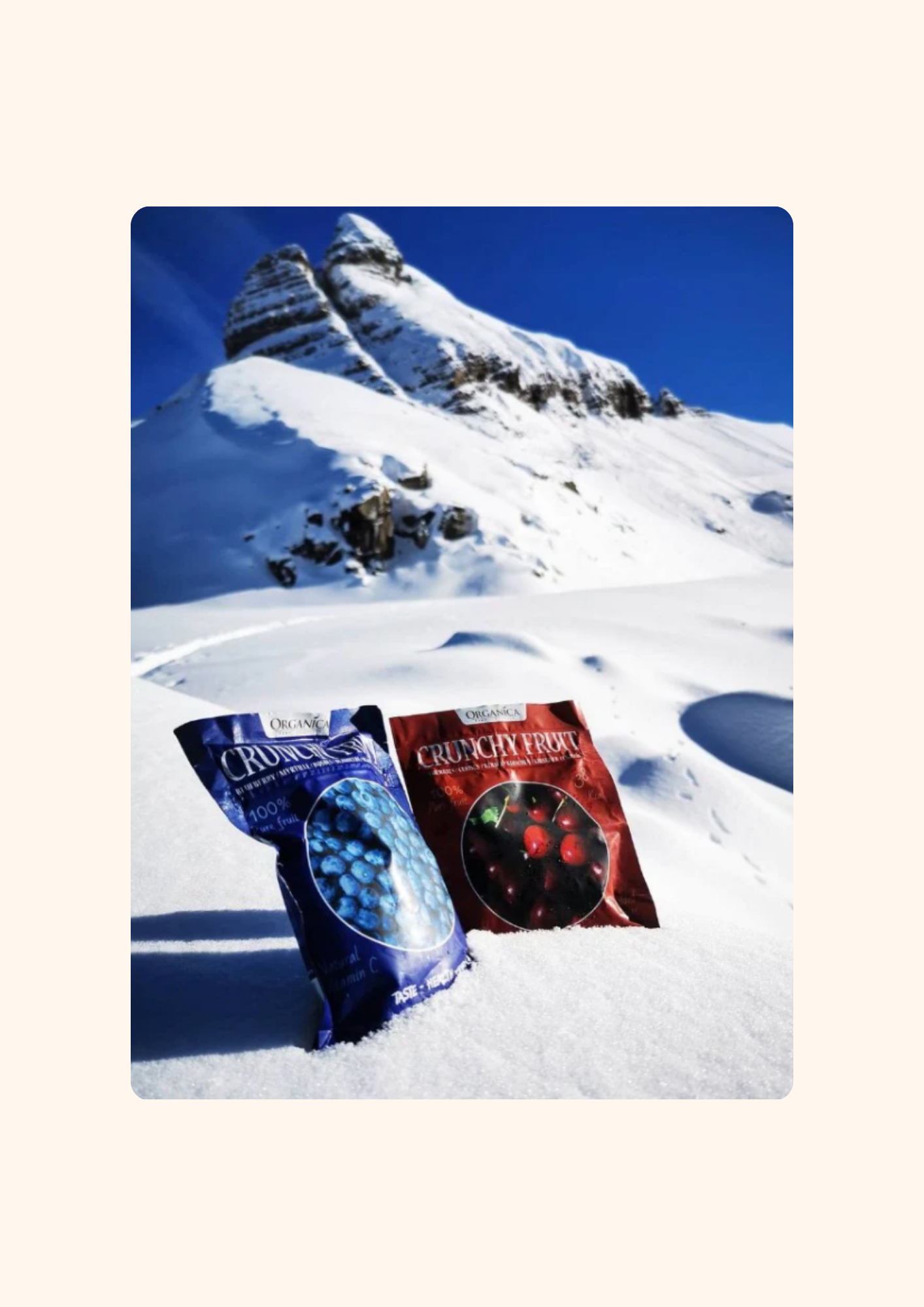 Paquets de CRUNCHY FRUIT disposés sur un lit de neige scintillante, mettant en valeur des fruits lyophilisés biologiques tels que fraise, mangue, cerise et framboise. Les emballages colorés contrastent avec le décor hivernal, illustrant la fraîcheur naturelle et la conservation longue durée des fruits, même dans les conditions les plus froides. Une collation saine et pratique pour toutes les saisons.