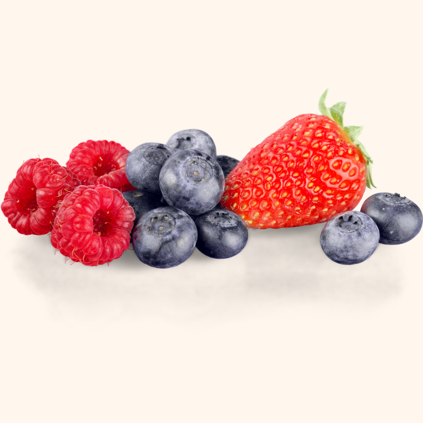 Composition de baies fraîches, comprenant des framboises, des myrtilles et une fraise, présentées sur un fond neutre. Les fruits sont éclatants et appétissants, mettant en valeur leur couleur vive et leur fraîcheur. Riches en vitamines et antioxydants, ces baies sont idéales pour une collation saine, à intégrer dans des desserts, des smoothies ou des salades de fruits.