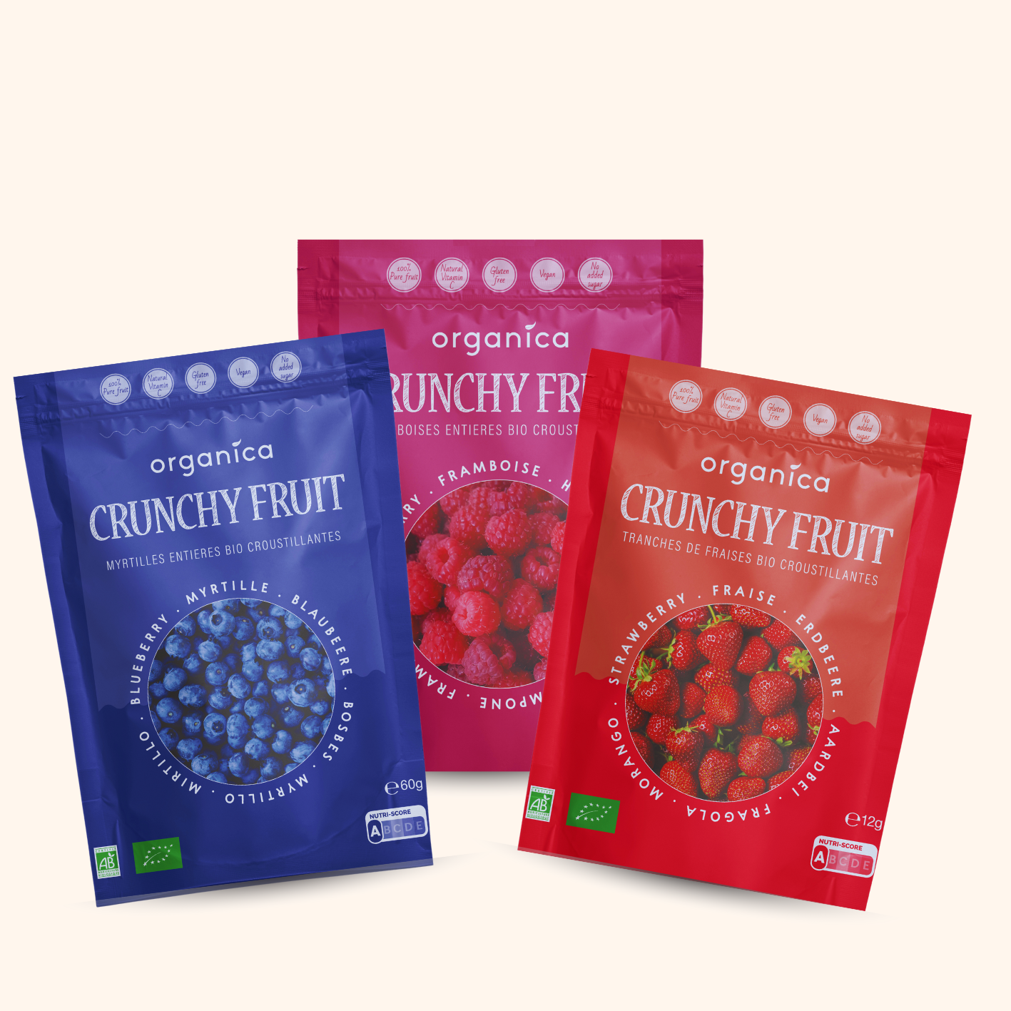 Trois paquets de CRUNCHY FRUIT présentant des baies lyophilisées : myrtille, framboise et fraise. Chaque emballage coloré met en avant la qualité biologique des fruits, croquants et naturellement sucrés, sans sucres ajoutés. Ces collations saines sont idéales pour grignoter, agrémenter des smoothies ou des desserts, offrant une explosion de saveurs et de bienfaits nutritionnels dans chaque bouchée.