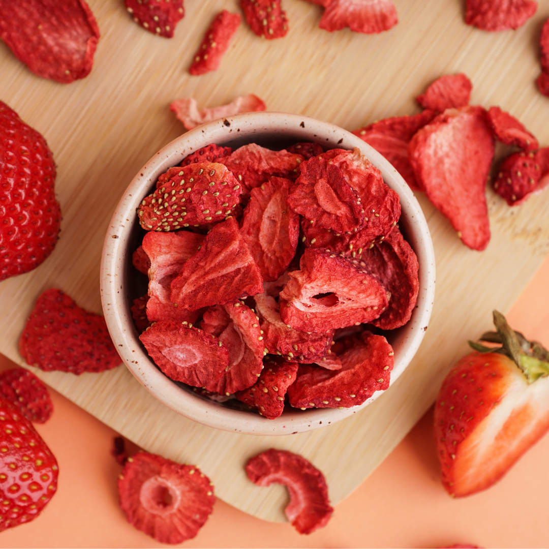 Bol rempli de CRUNCHY FRUIT Fraises lyophilisées, mettant en avant des morceaux croquants et éclatants de couleur rouge. Ces fraises biologiques, sans sucres ajoutés, conservent leur saveur sucrée et leur texture croustillante, parfaites pour une collation saine. Idéales à déguster seules, ou à ajouter dans des céréales, yaourts, ou desserts, elles apportent une touche de fraîcheur et de nutrition à chaque bouchée.